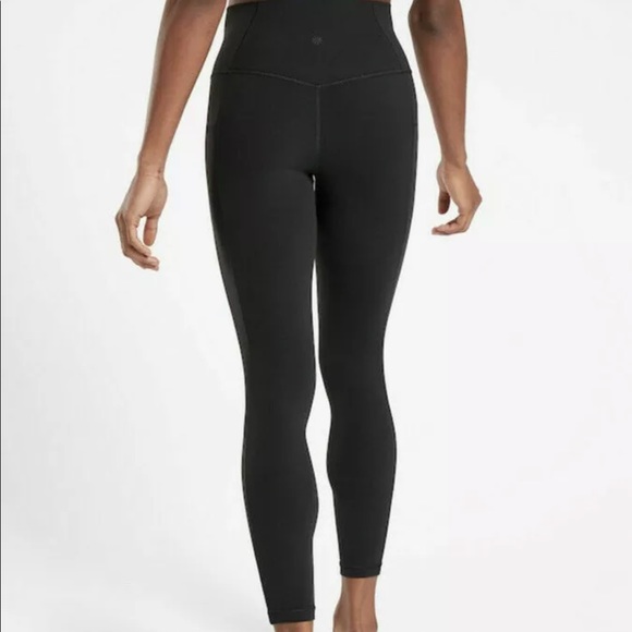 🆕ATHLETA Salutation Stash Pocket 7/8 Tight black leggings #531321 new with tags - Picture 2 of 12